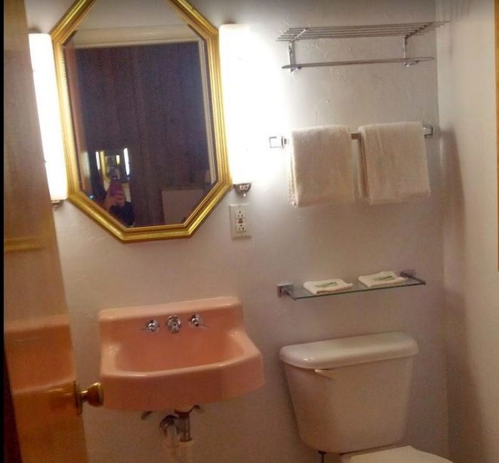 Beachcomber Motel - Old Web Listing (newer photo)